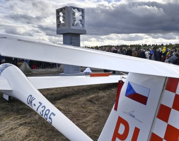 Na letišti v Havlíčkově Brodě odhalili pomník pilotům a leteckým nadšencům