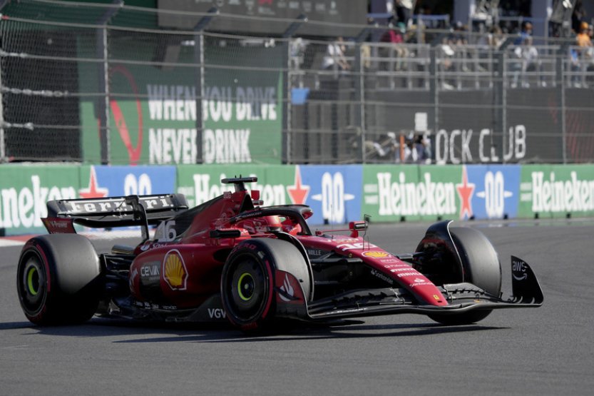 Kvalifikaci F1 v Mexiku ovládlo Ferrari, vyhrál Leclerc před Sainzem