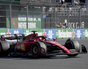 Kvalifikaci F1 v Mexiku ovládlo Ferrari, vyhrál Leclerc před Sainzem