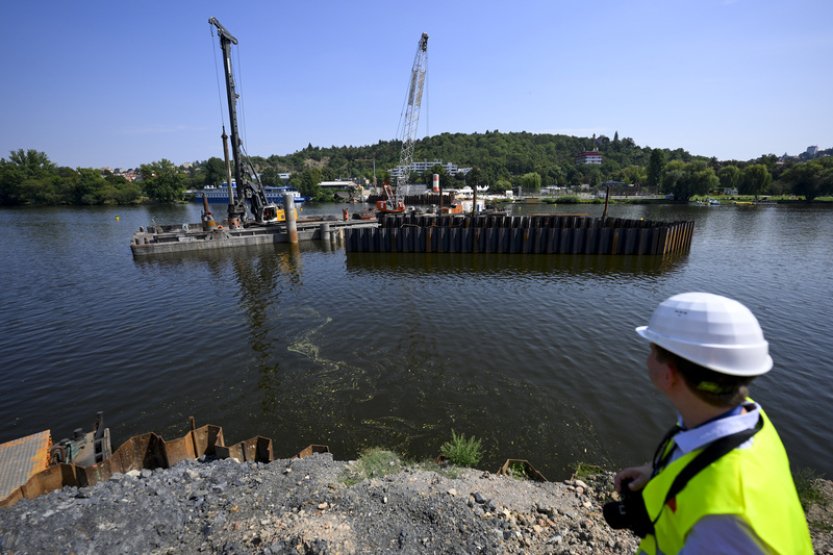 Dělníci na stavbě Dvoreckého mostu zahájili práce na jeho nosné konstrukci