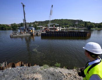 Dělníci na stavbě Dvoreckého mostu zahájili práce na jeho nosné konstrukci