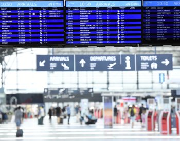 Letenky na zimní sezonu podle prodejců meziročně zdražily asi o 15 procent