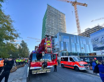 V Hamburku po pádu lešení zemřeli tři stavební dělníci, další se pohřešují