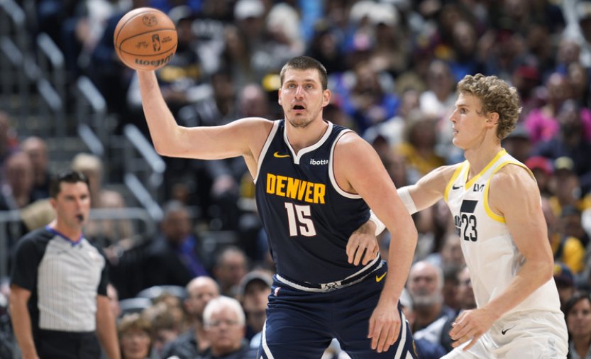 Dončič s Jokičem se v NBA blýskli triple doubly, Curry nastřílel 42 bodů