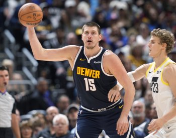 Dončič s Jokičem se v NBA blýskli triple doubly, Curry nastřílel 42 bodů