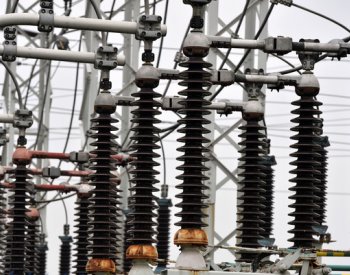 Většina odběratelů si za energie příští rok proti letošku připlatí, míní analytici