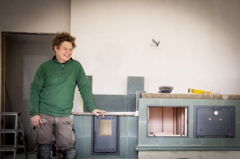 Viktor Valas kdysi smažil hranolky, teď staví kachlová kamna i pece na chleba