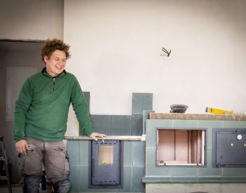 Viktor Valas kdysi smažil hranolky, teď staví kachlová kamna i pece na chleba