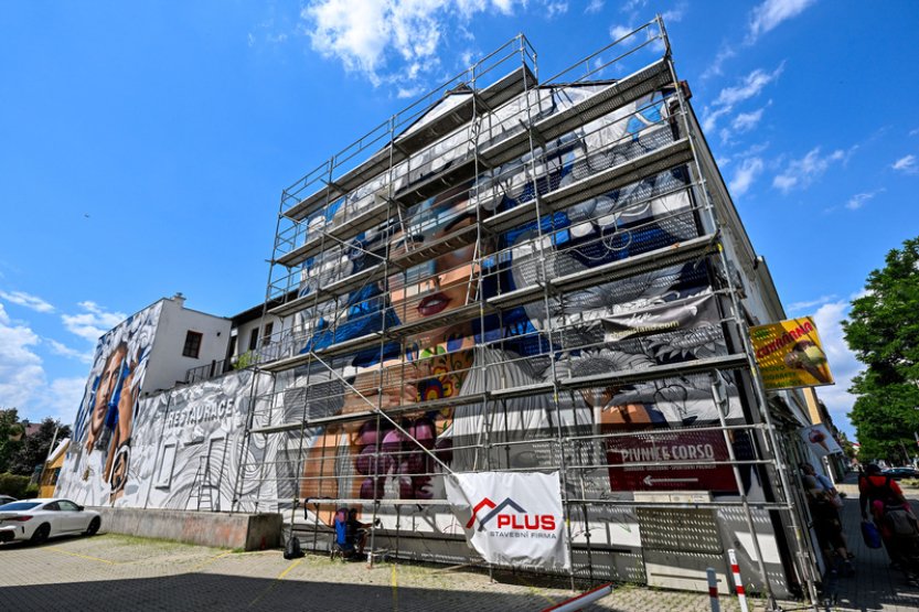 V Hodoníně oživila dům s cukrárnou velkoplošná malba umělce Chemise