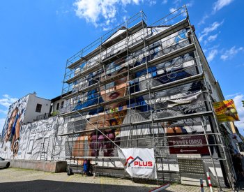 V Hodoníně oživila dům s cukrárnou velkoplošná malba umělce Chemise