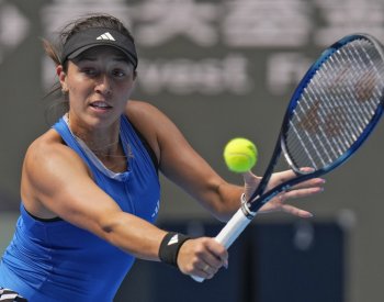 Pegulaová porazila na Turnaji mistryň jedničku Sabalenkovou a je v semifinále