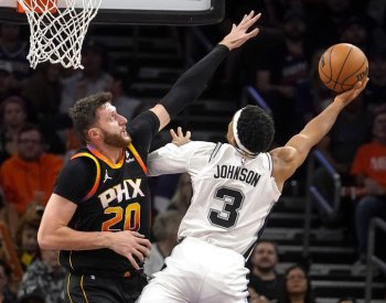 Basketbalisté San Antonia vteřinu před koncem otočili zápas ve Phoenixu
