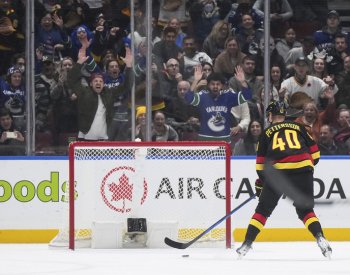 Hronek si připsal v NHL přihrávku ve čtvrtém utkání za sebou