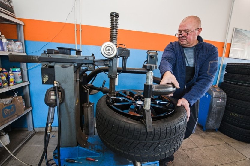 Počasí návyky řidičů nemění, pneumatiky mění s prvním sněhem, říká servisman