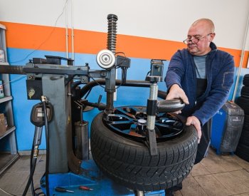 Počasí návyky řidičů nemění, pneumatiky mění s prvním sněhem, říká servisman