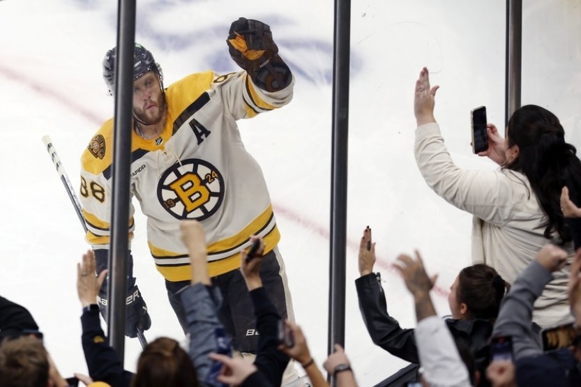 Pastrňák je za říjen třetí hvězdou NHL, nejlepší byl Hughes z New Jersey