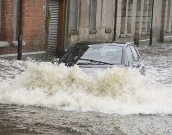 V Británii a Francii udeřila bouře Ciarán, poryvy větru dosáhly až 207 km/h