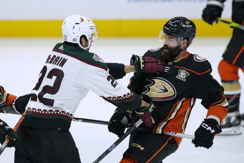 Z českého brankářského souboje v NHL vzešel vítězně Dostál, Gudas přihrál na gól