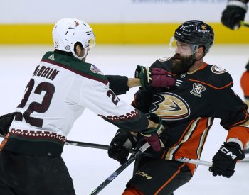 Z českého brankářského souboje v NHL vzešel vítězně Dostál, Gudas přihrál na gól