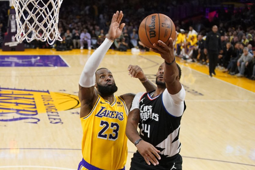 Lakers v prodloužení zdolali Clippers, rekordman James přispěl 35 body