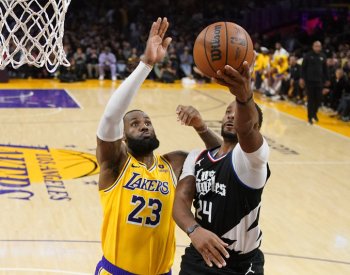 Lakers v prodloužení zdolali Clippers, rekordman James přispěl 35 body