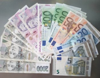 Koruna po rozhodnutí ČNB o sazbách zpevnila k euru i dolaru