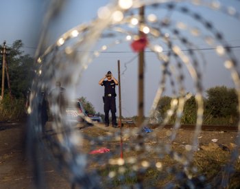 BBC: Běženci u hranic umírají v přestřelkách gangů a automobilových honičkách