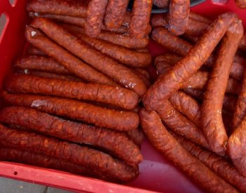 Přes 100 kg i plesnivých uzenin zabavili veterináři prodejci v Brně-Králově Poli