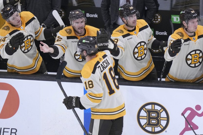 Zacha gólem pomohl Bostonu k výhře, Hronek dvakrát asistoval u debaklu