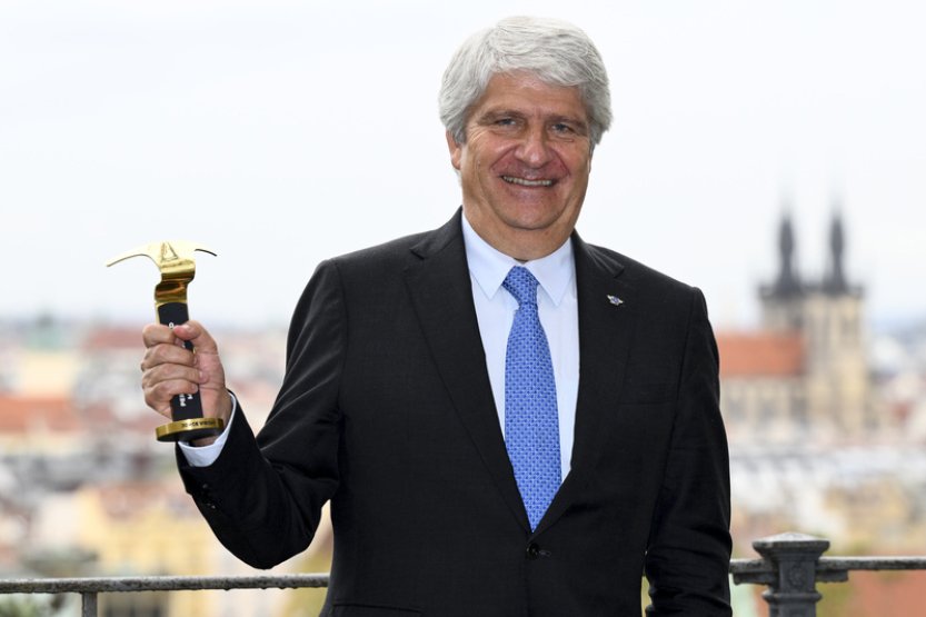 Šéf světového motocyklového sportu Viegas převzal v Praze čestná Zlatá řídítka