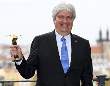 Šéf světového motocyklového sportu Viegas převzal v Praze čestná Zlatá řídítka