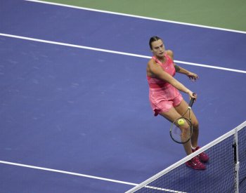 Sabalenková zvládla dohrávku s Rybakinovou a je v semifinále Turnaje mistryň