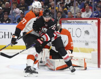 Vrána asistoval u výhry St. Louis, Rouskovi první zápas v sezoně nevyšel