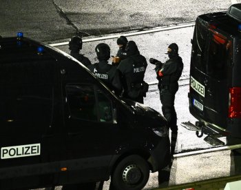 Letiště v Hamburku bylo uzavřeno, ozbrojený muž tam jako rukojmí drží dítě