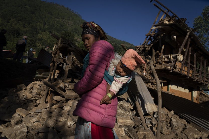 Zemětřesení v Nepálu má 157 obětí, přeživší museli spát venku