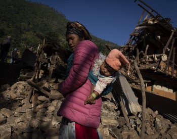 Zemětřesení v Nepálu má 157 obětí, přeživší museli spát venku