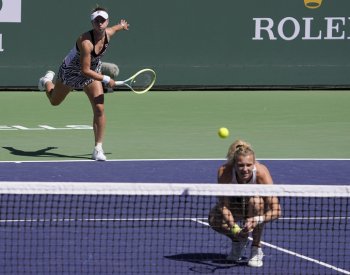 První finalistkou Turnaje mistryň je Pegulaová, Krejčíková se Siniakovou končí