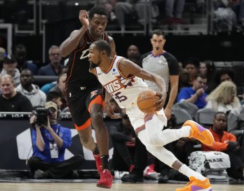 Dallas v NBA otočil zápas s Charlotte, Durant pomohl Phoenixu 41 body