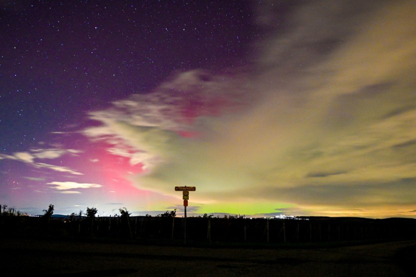 Nedělní polární záře byla často rudá až fialová, přišla zřejmě ve dvou vlnách