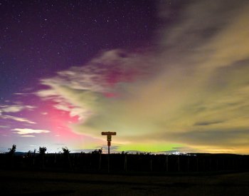 Nedělní polární záře byla často rudá až fialová, přišla zřejmě ve dvou vlnách