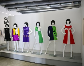 Výstava v pražském Museu Kampa představuje módní tvorbu 60. let