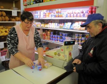 Analýza: Prodavač si letos vydělá 26.295 Kč, o 3299 Kč více než v roce 2020