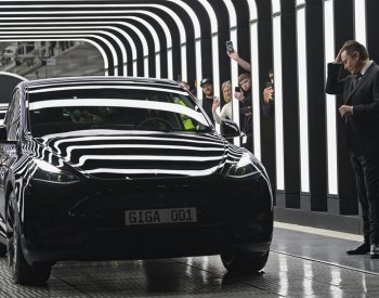 Tesla bude v německém závodě vyrábět vůz za 25.000 eur, uvedl zdroj