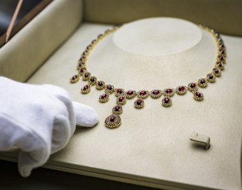 V Klenotnici muzea v Turnově bude měsíc vystavená souprava granátových šperků