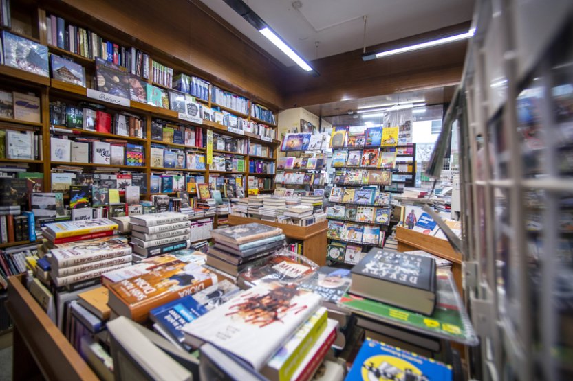 Maďarská síť knihkupectví dostala pokutu za prodej gay romance Srdcerváči