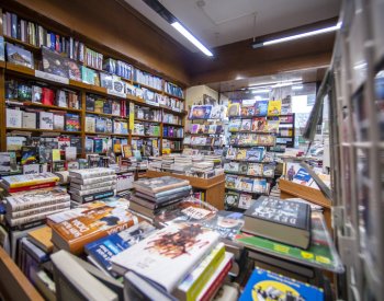 Maďarská síť knihkupectví dostala pokutu za prodej gay romance Srdcerváči