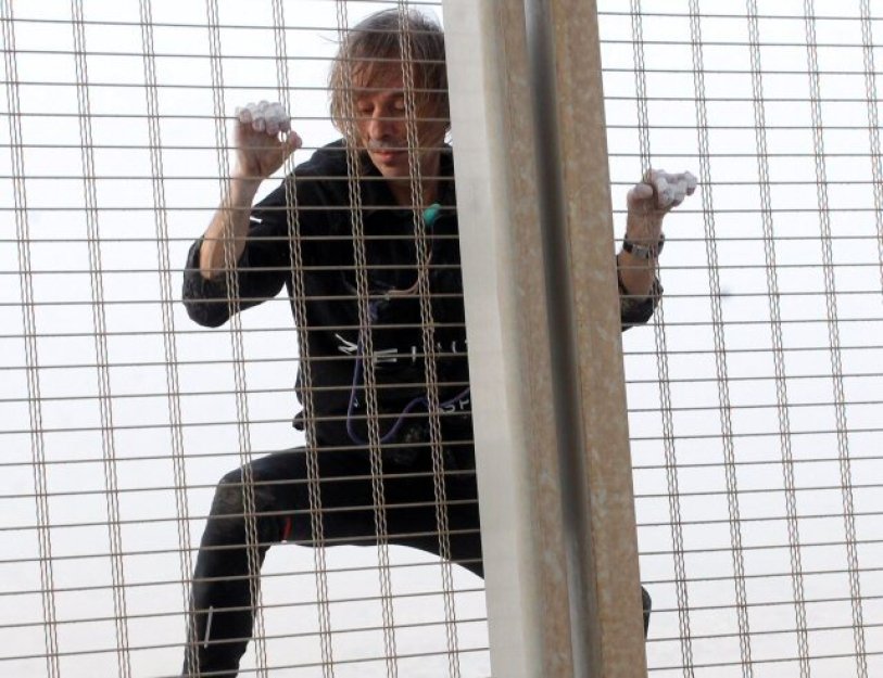 Francouzský Spiderman vyšplhal na mrakodrap v Paříži, žádal mír v Pásmu Gazy