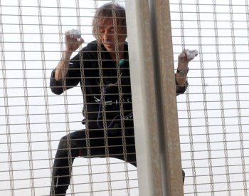 Francouzský Spiderman vyšplhal na mrakodrap v Paříži, žádal mír v Pásmu Gazy