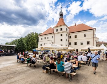 Rozpadlý zámeček v Mirošovicích na Teplicku je po dvou letech opravený