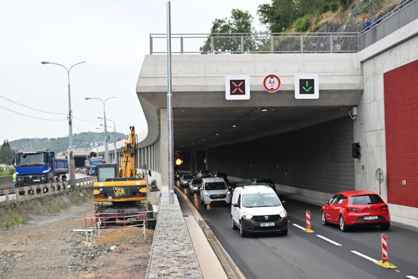 Řidiči v brněnské Žabovřeské ulici jezdí ode dneška novou silniční galerií